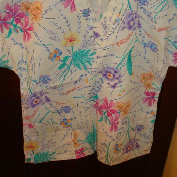 Women’s Medium V-Neck Floral Scrub - Picture 2 of 4